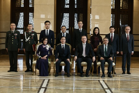  Tổng thống Recep Tayyip Erdoğan chụp ảnh lưu niệm với Đại sứ, Phu nhân và các cán bộ ngoại giao Đại sứ quán