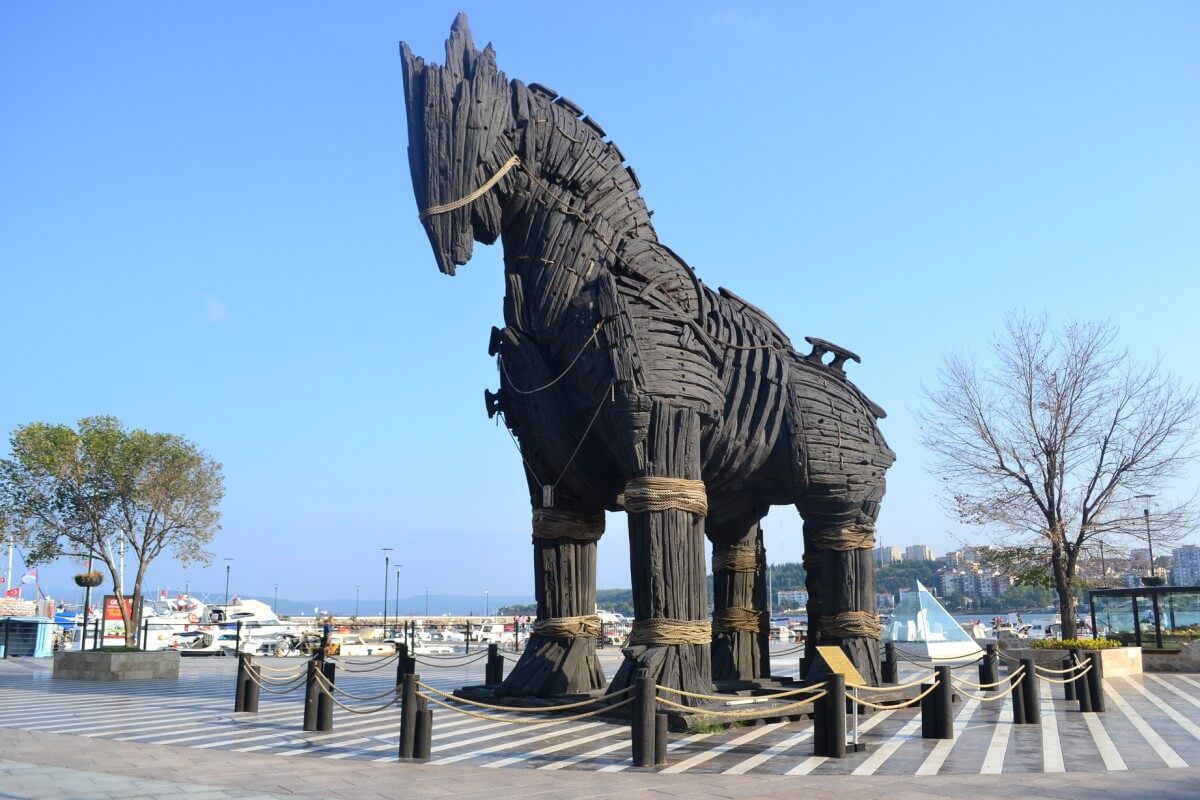 Con Ngựa cổ Holywood thành Troy