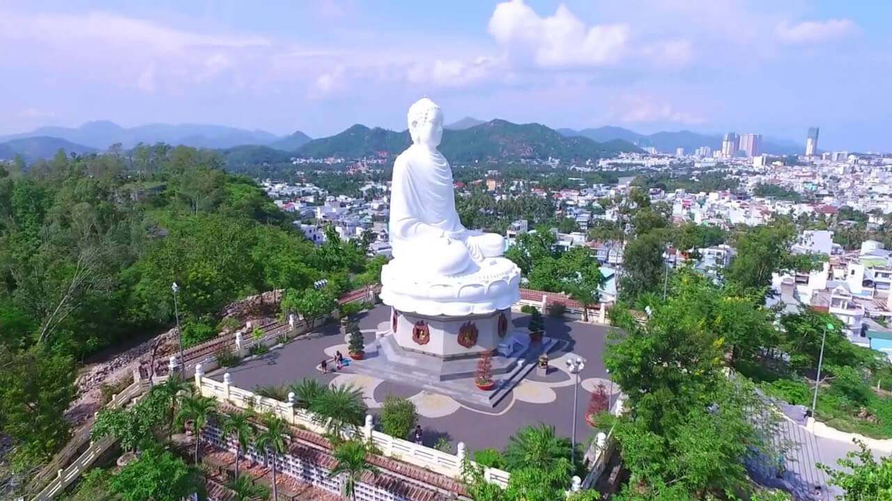 Pho tượng trắng khổng lồ nằm tại Chùa Long Sơn