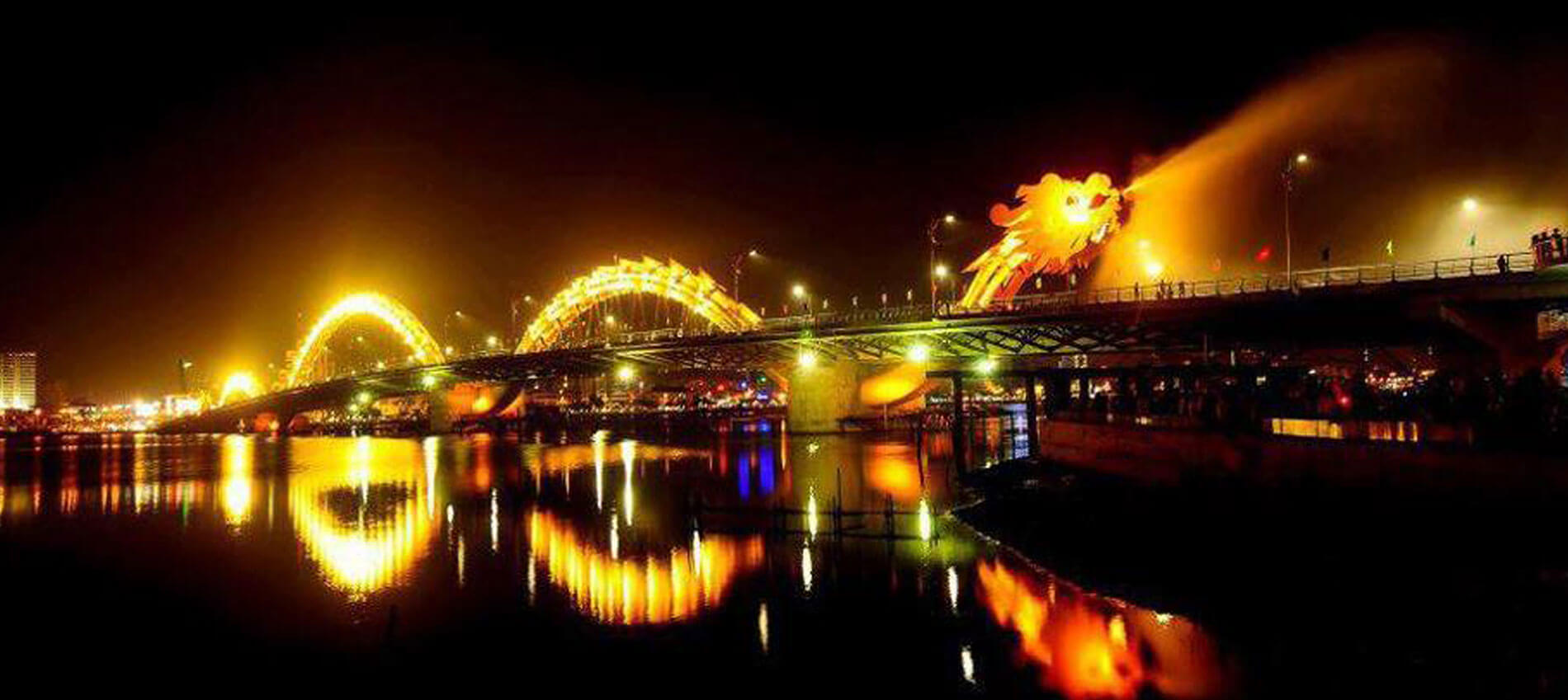 Cầu Hàm Rồng có khả năng phun nước và lửa về đêm ở Đà Nẵng