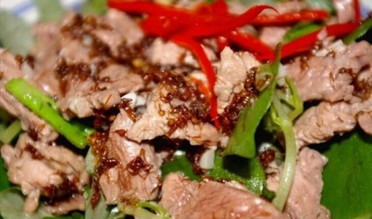 Kiến đỏ xào thịt bò, húng quế