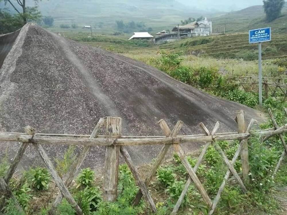 Bãi đá cổ với hình thù kì lạ