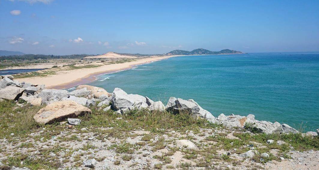 Bãi Gốc mang vẻ đẹp một vẻ đẹp hoang sơ như một viên ngọc thô chưa được mài giũa.