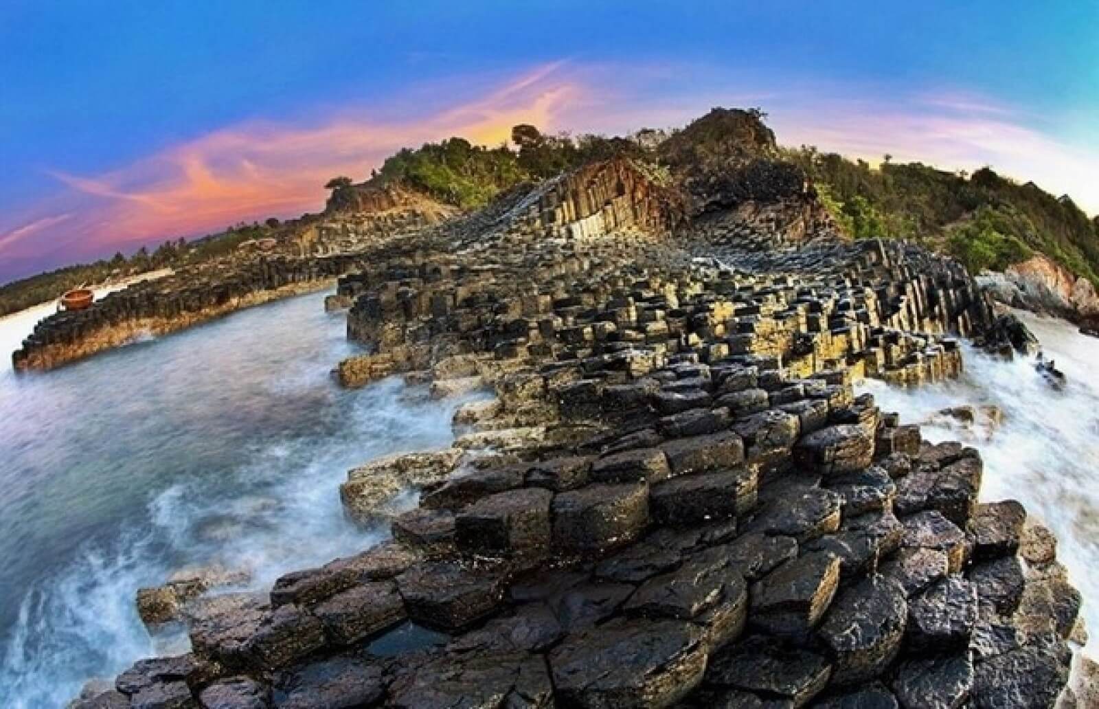 Gành đá đĩa mang vẻ đẹp kì thú quanh năm