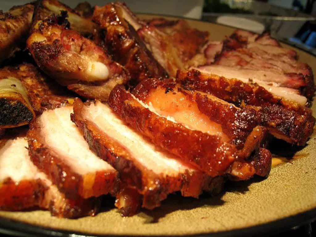 Lợn cắp nách là món ăn truyền thống độc đáo của dân tộc người Mông.