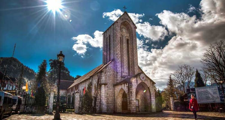 Nhà thờ đá Sapa tọa lạc ngay trong trung tâm thị trấn
