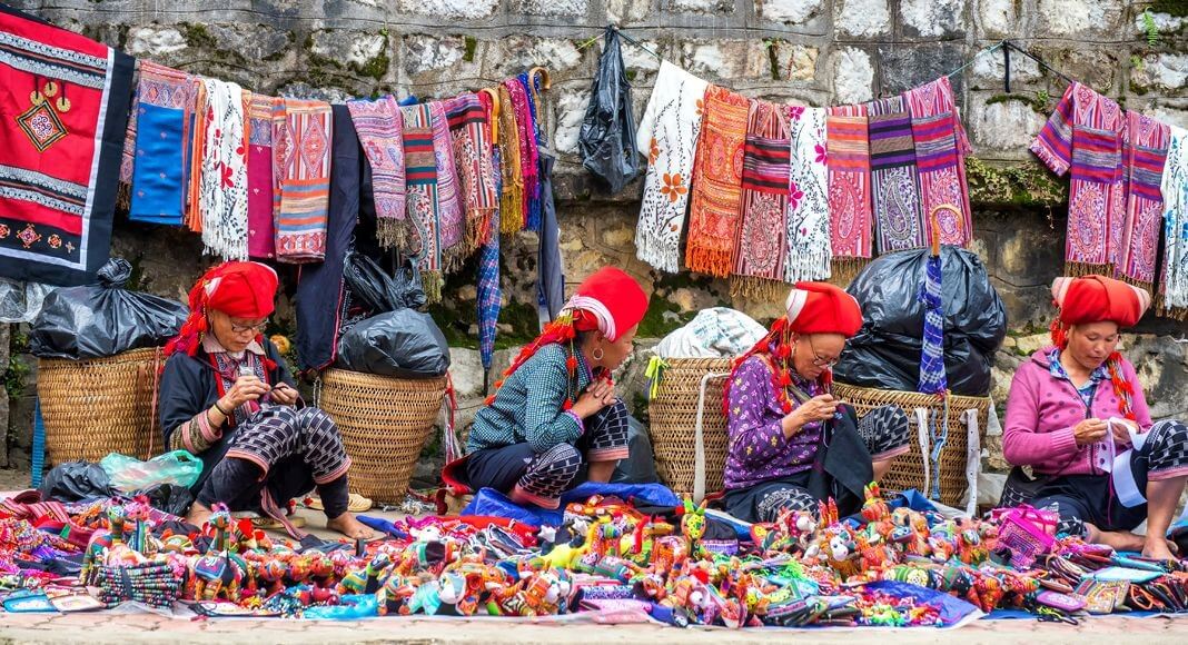 Những món quà thổ cẩm tinh xảo của người dân tộc thiểu số vùng Sa Pa.